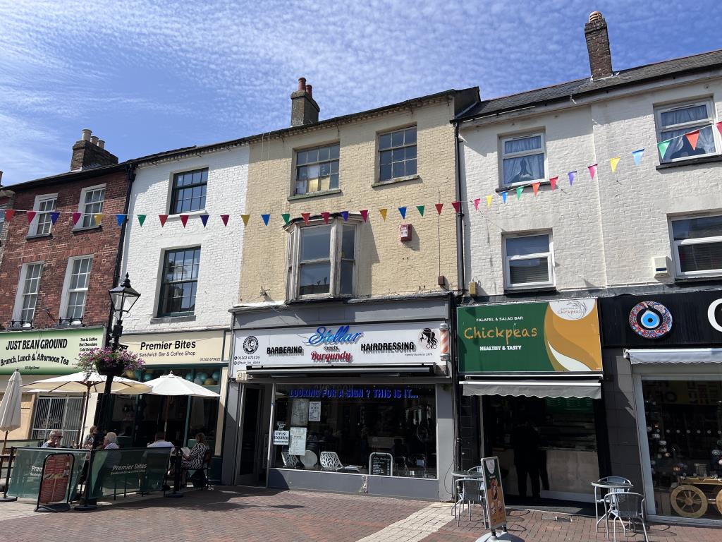 Lot: 145 - THREE-BEDROOM MAISONETTE - Maisonette above shop in popular high street